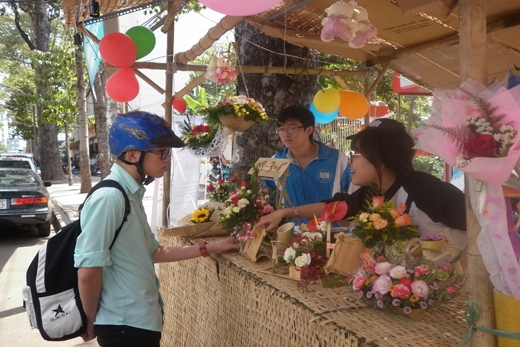 
	
	Cửa hàng hoa quen thuộc nhiều năm nay của các bạn sinh viên trường ĐH Kinh tế TP.HCM trên đường An Dương Vương (quận 5)